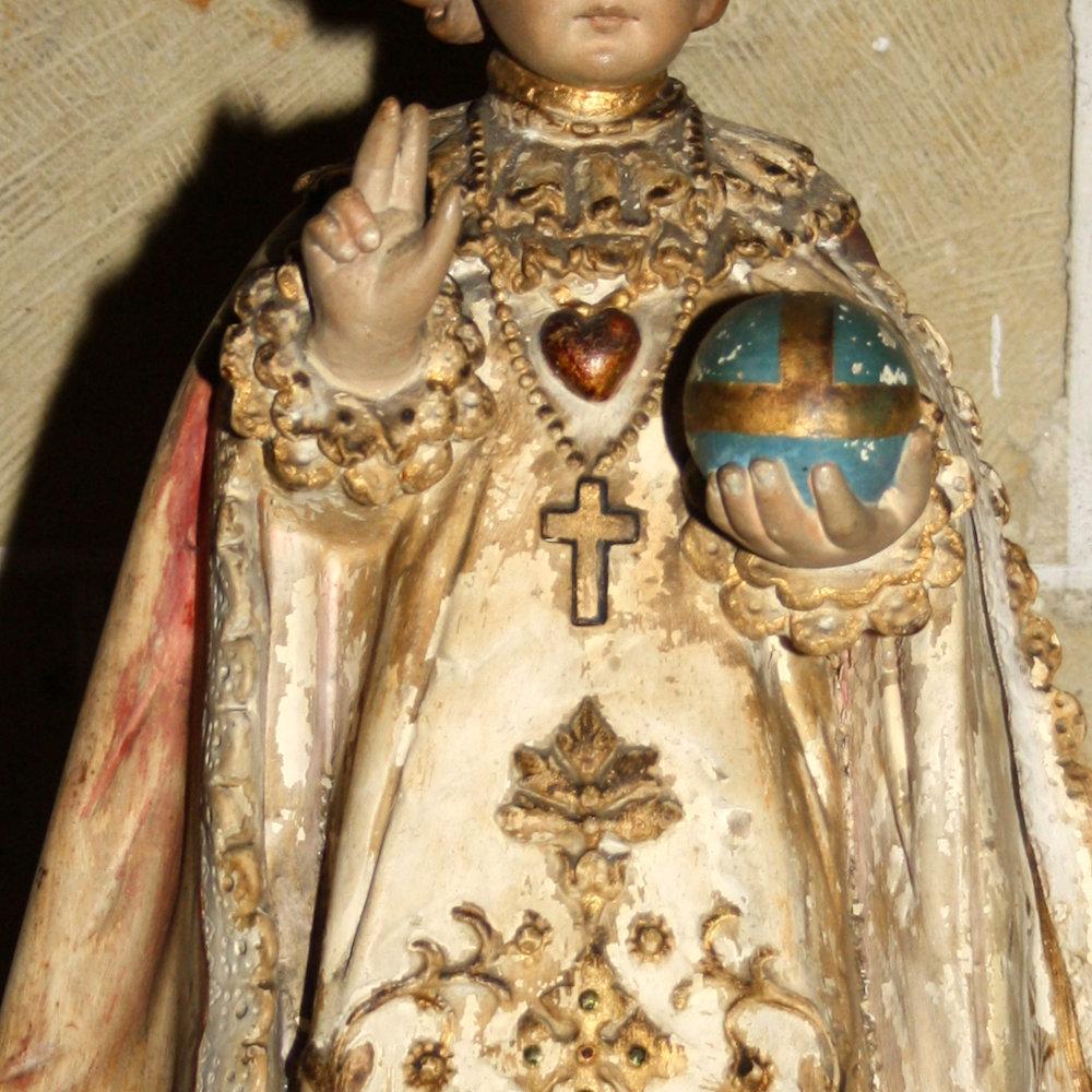 BEELDJE VAN HET KINDJE JEZUS VAN PRAAG IN DE SINT-GERMANUSKERK.